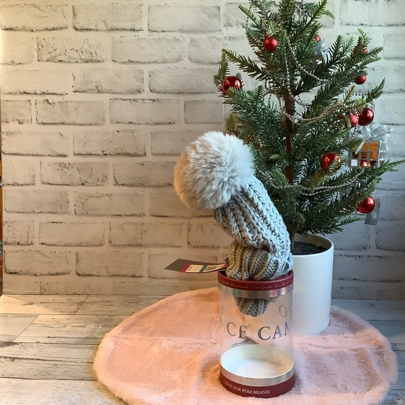 Vince Camuto Hat in Gift Container - Picture 1 of 2